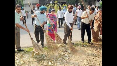 he special cleanliness drive launched on August 29 covers all 166 ULBs, including 14 municipal corporations (MC’s) and 152 municipal councils and nagar panchayats. (HT File) he special cleanliness drive launched on August 29 covers all 166 ULBs, including 14 municipal corporations (MC’s) and 152 municipal councils and nagar panchayats. (HT File)