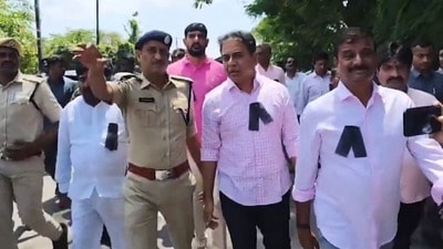 కాలినడకన వెళ్తున్న కేటీఆర్, ఇతర ప్రజాప్రతినిధులు కాలినడకన వెళ్తున్న కేటీఆర్, ఇతర ప్రజాప్రతినిధులు