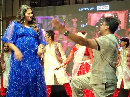 বেবি বাম্প নিয়েও যিশুর সঙ্গে ফাটাফাটি নাচ সোহিনীর, পুজোর আগেই আসছে সন্তান!