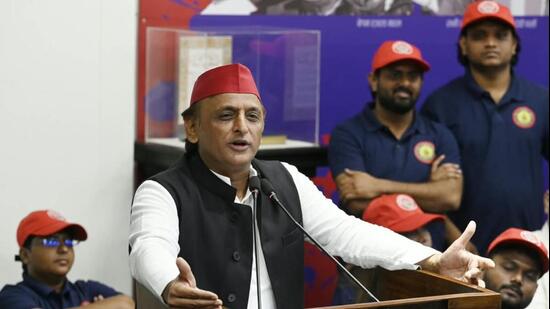 SP chief Akhilesh Yadav address Chhatra Sabha members in Lucknow on Tuesday. The party also introduced a new uniform for the student wing members — a navy blue T-shirt paired with light blue jeans. (HT)