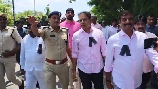 కాలినడకన వెళ్తున్న కేటీఆర్, ఇతర ప్రజాప్రతినిధులు