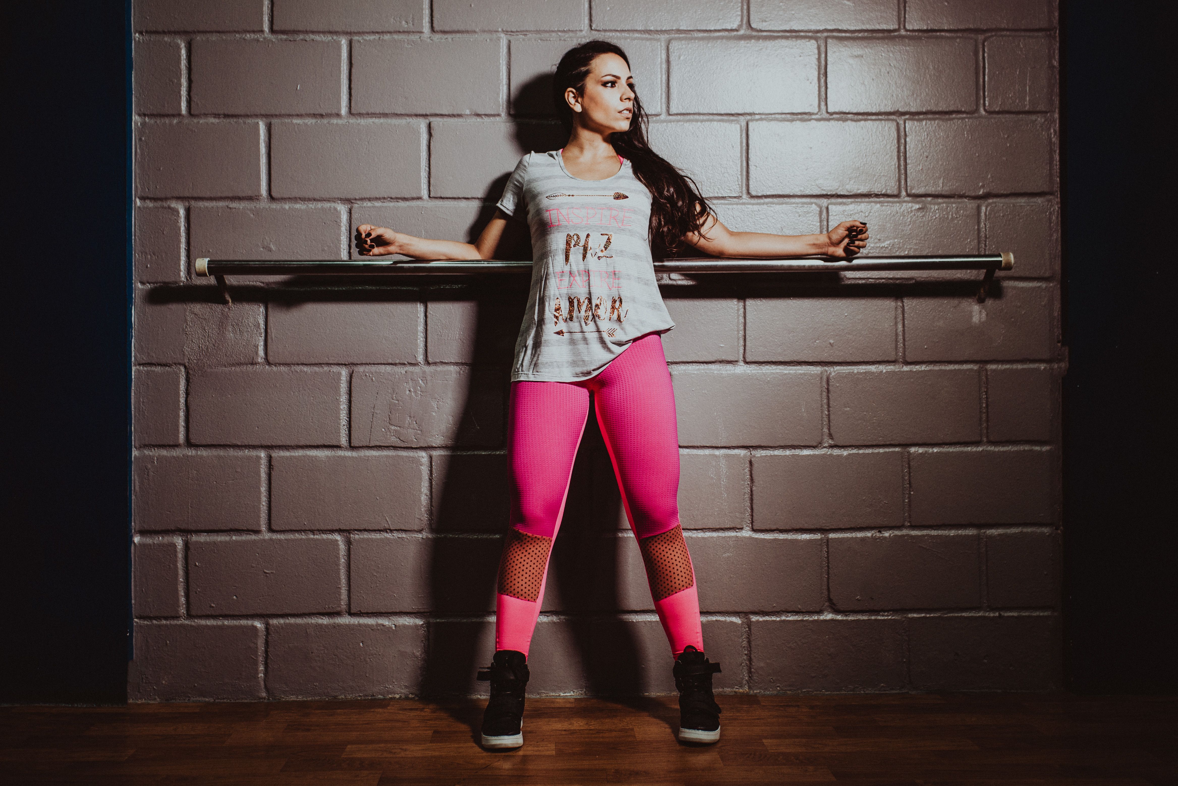 For high-intensity training such as HIIT, strength training, weightlifting, or running, a fitted silhouette is generally the better choice. (Pexel)
