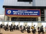 Around 35 doctors working at the Hinduhridaysamrat Balasaheb Thackeray (HBT) Trauma Care Hospital in Jogeshwari have been issued show-cause notices over irregularities in recording their biometric attendance. (Hindustan Times)
