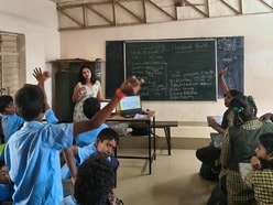 Gen Alpha విద్యార్థులకు జీవన నైపుణ్యాలు నేర్పుతున్న Gen Z వాలంటీర్లు