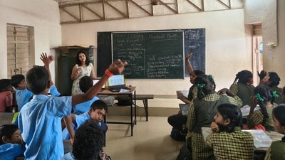 Gen Alpha విద్యార్థులకు జీవన నైపుణ్యాలు నేర్పుతున్న Gen Z వాలంటీర్లు Gen Alpha విద్యార్థులకు జీవన నైపుణ్యాలు నేర్పుతున్న Gen Z వాలంటీర్లు