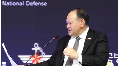 Philippines Defence Secretary Gilberto C Teodoro reads out a note handed to him in the middle of the Seoul Defence Dialogue. Philippines Defence Secretary Gilberto C Teodoro reads out a note handed to him in the middle of the Seoul Defence Dialogue.
