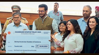 UT administrator Gulab Chand Kataria distributing grants to startup owners in Chandigarh on Wednesday. (Keshav SIngh/ht) UT administrator Gulab Chand Kataria distributing grants to startup owners in Chandigarh on Wednesday. (Keshav SIngh/ht)