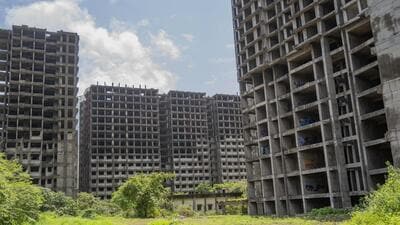 Work on HDIL’s Whispering Tower in Mulund and other projects came to a standstill after the firm filed for bankruptcy in 2019 (Satish Bate/ Hindustan Times) Work on HDIL’s Whispering Tower in Mulund and other projects came to a standstill after the firm filed for bankruptcy in 2019 (Satish Bate/ Hindustan Times)