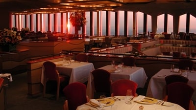 Architect Warren Platner envisioned a warm and sensory aesthetic.