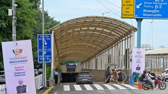 The traffic police advised commuters, particularly those travelling through central Delhi, to plan their journeys in advance (Sanjeev Verma/Hindustan Times)