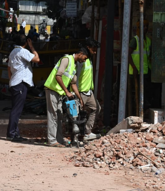 MCD starts demolition the building adjacent to the collapsed PG at Satya Niketan in the morning on Wednesday in New Delhi. (Vipin Kumar/HT) MCD starts demolition the building adjacent to the collapsed PG at Satya Niketan in the morning on Wednesday in New Delhi. (Vipin Kumar/HT)