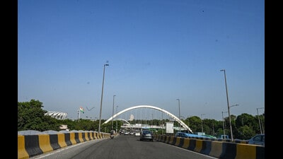 A view of Barapullah road on Thursday. (RAJ K RAJ /HT PHOTO)