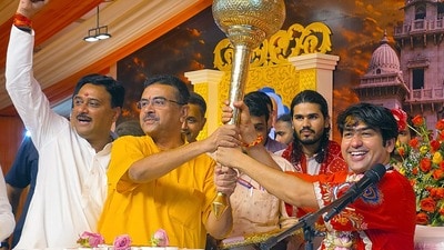 পুজোর সময়ে যাঁরা আমিষ খান, তাঁরা ‘পাখণ্ডী’, অর্থাৎ ভেকধারী বা ভণ্ড বলে ডাকেন বাগেশ্বর (Debajyoti Chakraborty)