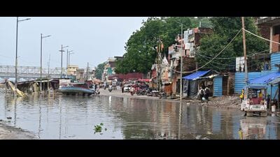 Floodwater is once again rising at Dashashwamedh Ghat in the Daraganj locality on Thursday. (Anil Kumar Maurya/HT) Floodwater is once again rising at Dashashwamedh Ghat in the Daraganj locality on Thursday. (Anil Kumar Maurya/HT)