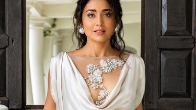 <p>ఒకప్పుడు స్టార్ హీరోయిన్ గా వెలుగొందిన శ్రియా శరణ్.. తన సెకండ్ ఇన్నింగ్స్ లో పవర్ ఫుల్ రోల్స్ ప్లే చేస్తోంది. ఆర్ఆర్ఆర్, మిరాయ్ సినిమాల్లో అదరగొట్టింది.</p> (instagram-Shriya Saran) <p>ఒకప్పుడు స్టార్ హీరోయిన్ గా వెలుగొందిన శ్రియా శరణ్.. తన సెకండ్ ఇన్నింగ్స్ లో పవర్ ఫుల్ రోల్స్ ప్లే చేస్తోంది. ఆర్ఆర్ఆర్, మిరాయ్ సినిమాల్లో అదరగొట్టింది.</p> (instagram-Shriya Saran)