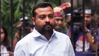 বৃহস্পতিবার দুপুরে কার্যত নাটকীয় পরিস্থিতির মধ্যেই অভিষেকের কালীঘাটের বাড়ি থেকে সুমিতকে গ্রেফতার করা হয়। (PTI)