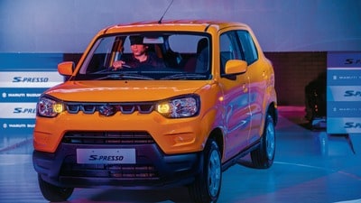 <p><strong>మారుతీ సుజుకీ ఎస్​-ప్రెస్సో :</strong> దీని ఎక్స్​షోరూం ధర రూ. 3.49లక్షల నుంచి రూ. 5.27లక్షల వరకు ఉంటుంది. మైక్రో ఎస్‌యూవీ తరహా డిజైన్‌తో వచ్చే ఈ చిన్న కారు 1.0-లీటర్ కే10సీ పెట్రోల్ ఇంజిన్‌తో నడుస్తుంది. ఐడ్లింగ్ స్టార్ట్-స్టాప్ టెక్నాలజీ వల్ల నగరాల్లో అద్భుతమైన మైలేజ్ అందిస్తుంది. ఐఫోన్ టాప్ మోడల్ కంటే దీని ప్రారంభ వేరియంట్ ధర రూ. 1 లక్ష వరకు తక్కువ కావడం గమనార్హం.</p> 