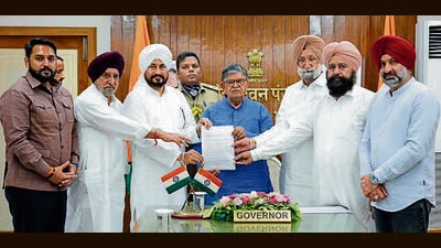 The delegation included Gurdaspur MP and former deputy chief minister Sukhjinder Singh Randhawa, Punjab Youth Congress president Shubham Sharma, former minister Tript Rajinder Singh Bajwa and other party leaders. (HT) The delegation included Gurdaspur MP and former deputy chief minister Sukhjinder Singh Randhawa, Punjab Youth Congress president Shubham Sharma, former minister Tript Rajinder Singh Bajwa and other party leaders. (HT)