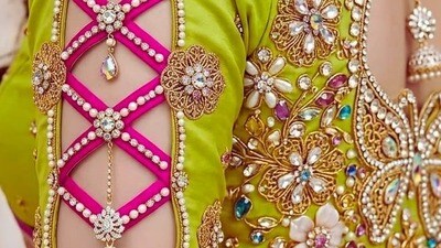 ఫ్రిల్డ్ స్లీవ్స్ చాలా ఆకర్షణీయంగా కనిపిస్తాయి - ఈ విధంగా, ఫ్రిల్డ్ స్లీవ్స్ చాలా ఆకర్షణీయమైన రూపాన్ని ఇస్తాయి. వాటిలో, చారల పని చాలా స్టైలిష్ గా కనిపిస్తుంది. హెవీ లుక్ కోసం, మీరు స్లీవ్స్ లో లాకెట్లు మరియు పూసలను కూడా ఉంచవచ్చు. ఇది స్లీవ్స్ యొక్క రూపాన్ని మరింత ఆకర్షణీయంగా చేస్తుంది. (Pinterest) ఫ్రిల్డ్ స్లీవ్స్ చాలా ఆకర్షణీయంగా కనిపిస్తాయి - ఈ విధంగా, ఫ్రిల్డ్ స్లీవ్స్ చాలా ఆకర్షణీయమైన రూపాన్ని ఇస్తాయి. వాటిలో, చారల పని చాలా స్టైలిష్ గా కనిపిస్తుంది. హెవీ లుక్ కోసం, మీరు స్లీవ్స్ లో లాకెట్లు మరియు పూసలను కూడా ఉంచవచ్చు. ఇది స్లీవ్స్ యొక్క రూపాన్ని మరింత ఆకర్షణీయంగా చేస్తుంది. (Pinterest)