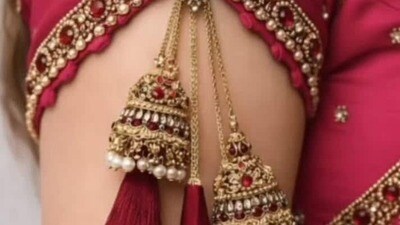 వేలాడదీయడం ద్వారా హాఫ్ స్లీవ్స్ తయారు చేయండి - హాఫ్ స్లీవ్స్ చాలా ఆకర్షణీయమైన రూపాన్ని ఇస్తాయి. ఈ విధంగా లాకెట్లు ఉంచడం ద్వారా మీరు అందమైన డిజైనర్ లుక్ ఇవ్వవచ్చు. మీరు హెవీ చీరల బ్లౌజ్ లను కుట్టినట్లయితే, అలాంటి స్లీవ్స్ తయారు చేయడం మంచి ఎంపిక. ముఖ్యంగా లెహెంగా బ్లౌజ్ లతో, ఇలాంటి స్లీవ్స్ చాలా బాగున్నాయి. (Pinterest) వేలాడదీయడం ద్వారా హాఫ్ స్లీవ్స్ తయారు చేయండి - హాఫ్ స్లీవ్స్ చాలా ఆకర్షణీయమైన రూపాన్ని ఇస్తాయి. ఈ విధంగా లాకెట్లు ఉంచడం ద్వారా మీరు అందమైన డిజైనర్ లుక్ ఇవ్వవచ్చు. మీరు హెవీ చీరల బ్లౌజ్ లను కుట్టినట్లయితే, అలాంటి స్లీవ్స్ తయారు చేయడం మంచి ఎంపిక. ముఖ్యంగా లెహెంగా బ్లౌజ్ లతో, ఇలాంటి స్లీవ్స్ చాలా బాగున్నాయి. (Pinterest)