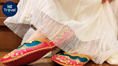 Bright pink Ghunghroo Ballet Juttis paired with an ivory lehenga for a night of comfortable dancing on the dance floor. (Hindustan Times) Bright pink Ghunghroo Ballet Juttis paired with an ivory lehenga for a night of comfortable dancing on the dance floor. (Hindustan Times)