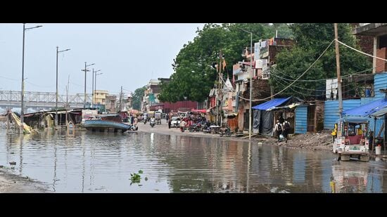 Floodwater is once again rising at Dashashwamedh Ghat in the Daraganj locality on Thursday. (Anil Kumar Maurya/HT)