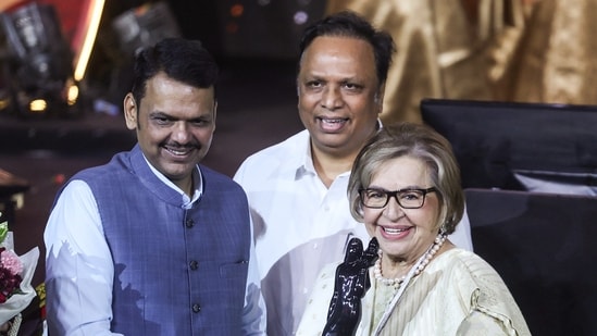 Helen receives Salim Khan's Raj Kapoor Lifetime Achievement Award