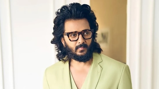 Riteish Deshmukh shared a heartwarming moment with a photographer.