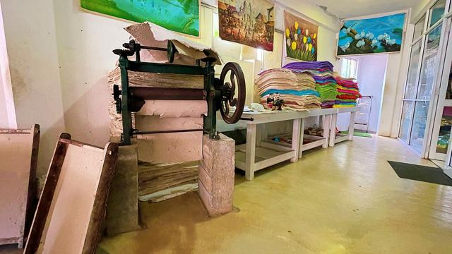 Inside the Pinnawala Elephant Dung Paper Products workshop (Veidehi Gite) Inside the Pinnawala Elephant Dung Paper Products workshop (Veidehi Gite)