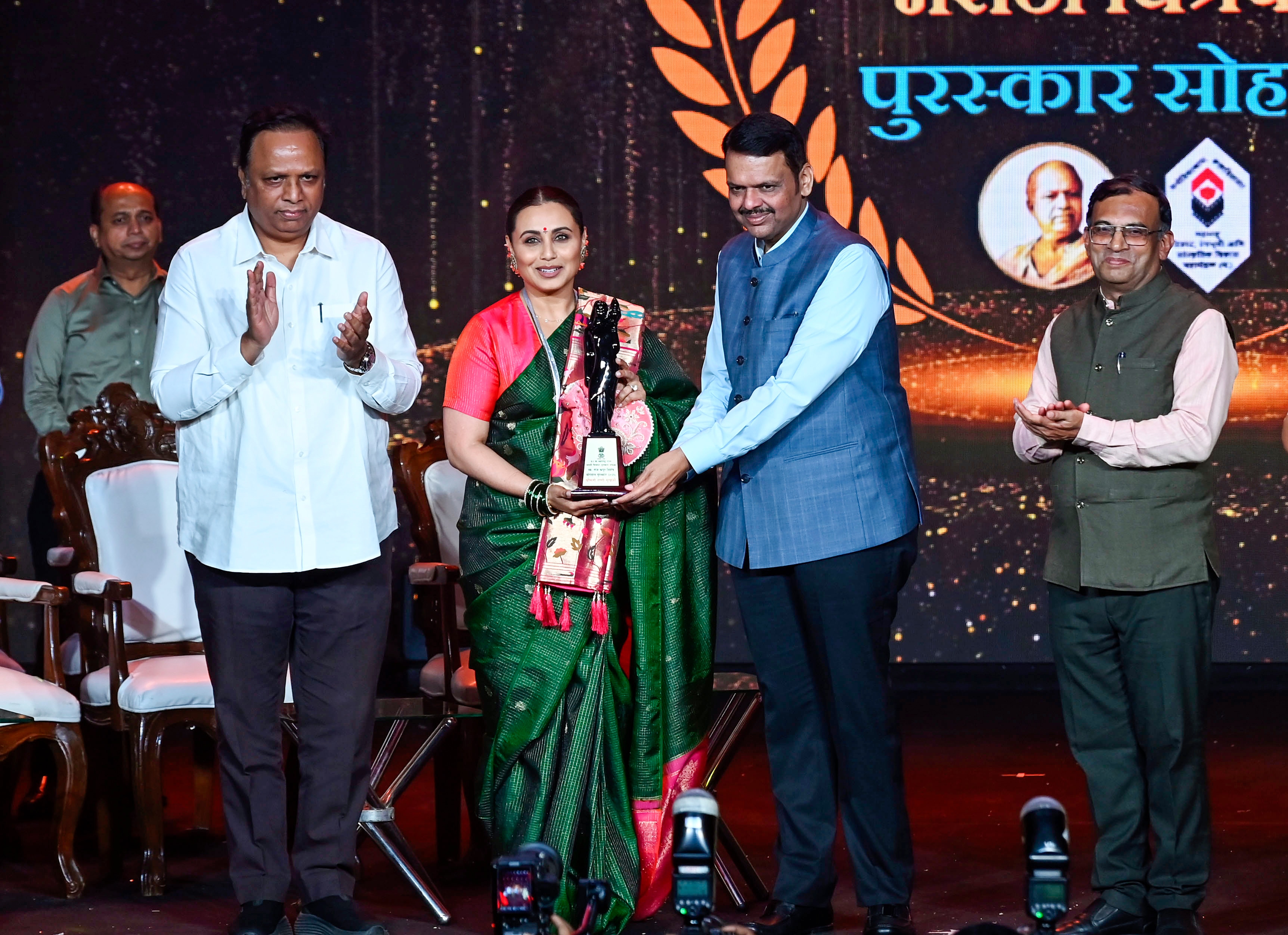 Mumbai, Sep 09 (ANI): Maharashtra Chief Minister Devendra Fadnavis presents special achievement award 2025 to Bollywood actress Rani Mukerji at the 62nd Marathi Cinema Awards at Ravindra Natya Mandir, in Mumbai on Wednesday. Maharashtra Minister Chandrashekhar Bawankule also present. (ANI Photo) (Sandip Mahankal) Mumbai, Sep 09 (ANI): Maharashtra Chief Minister Devendra Fadnavis presents special achievement award 2025 to Bollywood actress Rani Mukerji at the 62nd Marathi Cinema Awards at Ravindra Natya Mandir, in Mumbai on Wednesday. Maharashtra Minister Chandrashekhar Bawankule also present. (ANI Photo) (Sandip Mahankal)