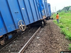 కొవ్వూరులో పట్టాలు తప్పిన గూడ్స్‌ రైలు 
