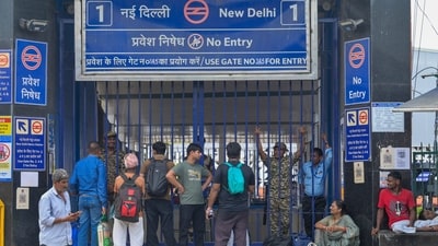Passengers face inconvenience and travel disruptions after the closure of New Delhi Metro Station due to heightened security arrangements amid the CJP protest on July 24. (RAJ K RAJ /HT PHOTO) Passengers face inconvenience and travel disruptions after the closure of New Delhi Metro Station due to heightened security arrangements amid the CJP protest on July 24. (RAJ K RAJ /HT PHOTO)