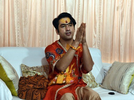 Howrah, Sep 04 (ANI): Bageshwar Dham Sarkar Acharya Dhirendra Krishna Shastri speaks to the media during his three-day visit to Kolkata and Howrah, in Howrah on Friday. (ANI Photo)