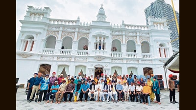 Akal Takht acting jathedar Giani Kuldeep Singh Gargaj performed the enshrinement of the Guru Granth Sahib at the Wadda Gurdwara Sahib in Penang, Malaysia, on Saturday. (HT Photo) Akal Takht acting jathedar Giani Kuldeep Singh Gargaj performed the enshrinement of the Guru Granth Sahib at the Wadda Gurdwara Sahib in Penang, Malaysia, on Saturday. (HT Photo)