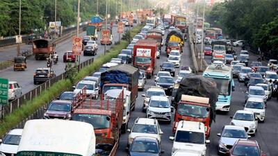 Heavy traffic on the southbound carriageway of the Sion-Panvel highway on Saturday, as people from Mumbai travelled to their home towns for Ganeshotsav. (Bachchan Kumar/ Hindustan Times)