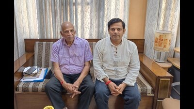 Littérateurs Chander Trikha and Jatinder Parvaaz at the Haryana Sahitya Akademi in Panchkula to pay tribute to legendary Urdu poets Mirza Ghalib and Mohammad Ibrahim Zauq. (Sourced)