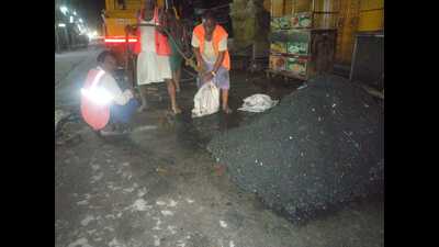 Sacks filled with sand and other stuff being pulled out of the sewer lines in Varanasi on Saturday. (SOURCED)