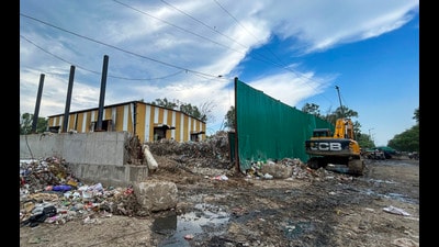 Waste from Khandsa and Carterpuri SCPs is being diverted to Beri Wala Bagh because development work is under way at the two collection points. (Parveen Kumar/HT) Waste from Khandsa and Carterpuri SCPs is being diverted to Beri Wala Bagh because development work is under way at the two collection points. (Parveen Kumar/HT)