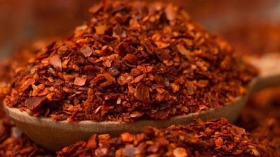 Sneaking up from behind as the staff approached the cash counter, the criminal suddenly hurled a handful of chili powder straight into the employees’ eyes. (Shutterstock/Representative image) Sneaking up from behind as the staff approached the cash counter, the criminal suddenly hurled a handful of chili powder straight into the employees’ eyes. (Shutterstock/Representative image)
