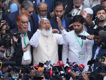 ভারতের সঙ্গে এবার নাকি ‘লড়াই হবে সমানে সমানে’! বাংলাদেশের সংসদে দাঁড়িয়ে এমনই হুঙ্কার দিয়েছেন জামায়াতে ইসলামীর আমির তথা বিরোধী দলীয় নেতা শফিকুর রহমান।