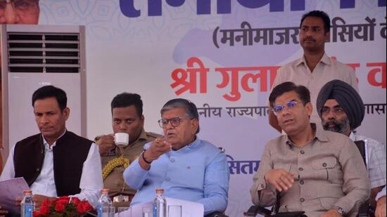 Punjab governor and UT administrator Gulab Chand Kataria (centre) and mayor Saurabh Joshi (right) listening to the complaints of Manimajra residents on Friday. (Sant Arora/HT)