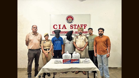 The Jalandhar commissionerate police arrested two youths after recovering 5 kg heroin and  <span class='webrupee'>₹</span>1.5 lakh of suspected drug money from their possession. (HT Photo)