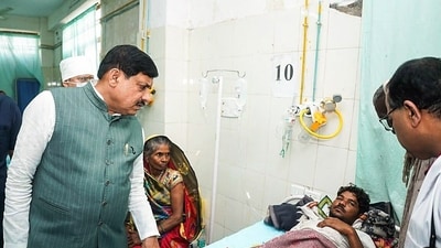 Madhya Pradesh Chief Minister Mohan Yadav interacts with the hooch tragedy victim undergoing treatment at GMC Hospital, in Sagar (ANI) Madhya Pradesh Chief Minister Mohan Yadav interacts with the hooch tragedy victim undergoing treatment at GMC Hospital, in Sagar (ANI)