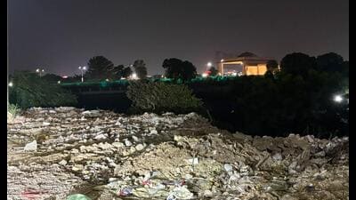 C&D waste lies dumped along the 1090 Crossing-old DG house stretch in Lucknow on Sunday. (Deepak Gupta/HT)