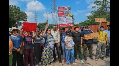 Gurugram, India-September 13, 2026: Residents hold a protest against the illegal dumping of construction and demolition (C&D) waste and garbage along Golf Course Extension Road at sector-66 near IFC signal, in Gurugram, India, on Sunday, 13 September 2026. (Photo by Parveen Kumar/Hindustan Times) Gurugram, India-September 13, 2026: Residents hold a protest against the illegal dumping of construction and demolition (C&D) waste and garbage along Golf Course Extension Road at sector-66 near IFC signal, in Gurugram, India, on Sunday, 13 September 2026. (Photo by Parveen Kumar/Hindustan Times)