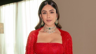 <p>మరోవైపు సీతారామం మూవీలో సీతగా తెలుగు ఆడియన్స్ కు దగ్గరైన మృణాల్ ఠాకూర్‌ కూడా గ్లామర్ షోతో రెచ్చిపోయింది. </p> (x/shreyasgroup)