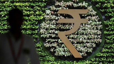 অক্টোবর এবং ডিসেম্বরে আরবিআইকে রেপো রেট বাড়ানোর পক্ষে সুপারিশ করা হল। (ছবিটি প্রতীকী, সৌজন্যে রয়টার্স)