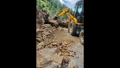 Nerwa-Chaupal road remained blocked due to landslide in Shimla district, Shimla on Sunday. It was reopened for traffic at around 4PM. (HHT Photo )