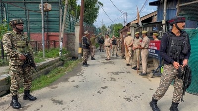 কুপওয়ারা থেকে উধাও হয়ে গেলেন বাংলার পর্যটক। (ছবিটি প্রতীকী, সৌজন্যে পিটিআই) কুপওয়ারা থেকে উধাও হয়ে গেলেন বাংলার পর্যটক। (ছবিটি প্রতীকী, সৌজন্যে পিটিআই)