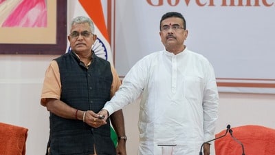 সাংবাদিকদের মুখোমুখি হয়ে দিলীপ ঘোষ জানান, তিনি নিজেও কোনও রাজনৈতিক নেতার পুজোতে যাচ্ছেন না। (PTI) সাংবাদিকদের মুখোমুখি হয়ে দিলীপ ঘোষ জানান, তিনি নিজেও কোনও রাজনৈতিক নেতার পুজোতে যাচ্ছেন না। (PTI)